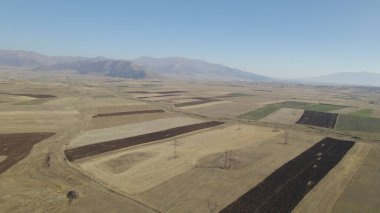 Alanlarda elektrik kuleleri