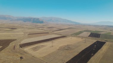 Alanlarda elektrik kuleleri