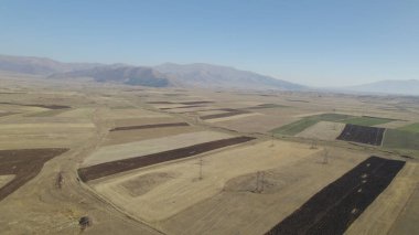 Alanlarda elektrik kuleleri