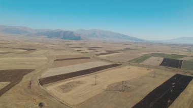 Alanlarda elektrik kuleleri