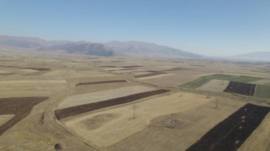 Alanlarda elektrik kuleleri