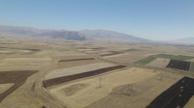 Alanlarda elektrik kuleleri