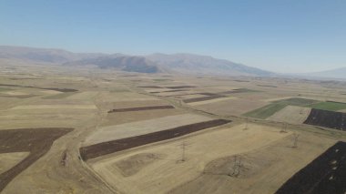 Alanlarda elektrik kuleleri