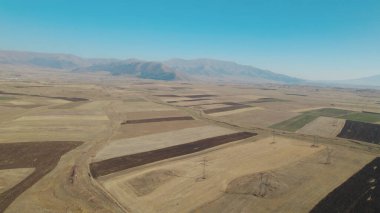 Alanlarda elektrik kuleleri