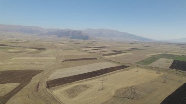 Alanlarda elektrik kuleleri