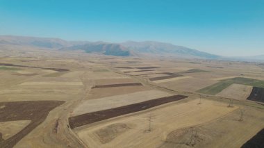 Alanlarda elektrik kuleleri