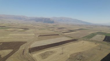 Alanlarda elektrik kuleleri