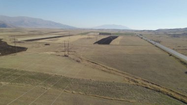 Alanlarda elektrik kuleleri