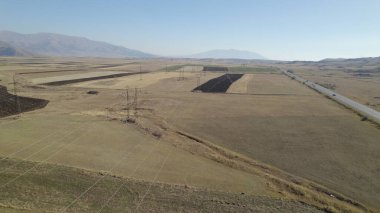 Alanlarda elektrik kuleleri