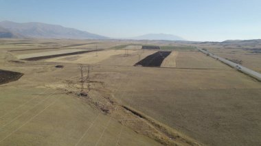 Alanlarda elektrik kuleleri