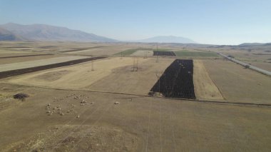 Alanlarda elektrik kuleleri