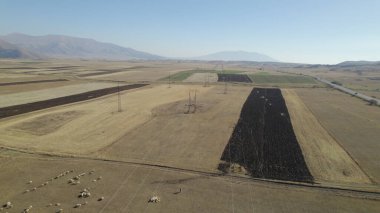 Alanlarda elektrik kuleleri