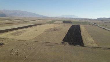 Alanlarda elektrik kuleleri