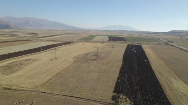 Alanlarda elektrik kuleleri