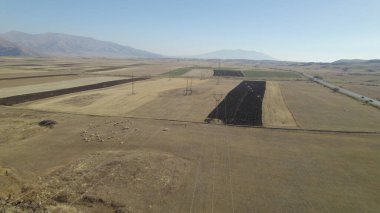 Alanlarda elektrik kuleleri