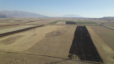 Alanlarda elektrik kuleleri