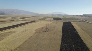 Alanlarda elektrik kuleleri