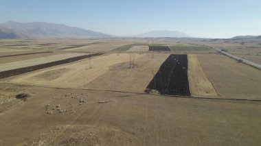 Alanlarda elektrik kuleleri