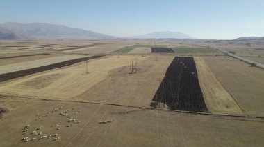 Alanlarda elektrik kuleleri