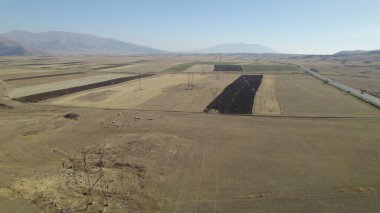 Alanlarda elektrik kuleleri