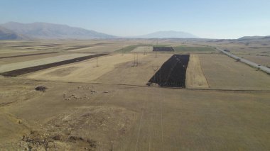 Alanlarda elektrik kuleleri