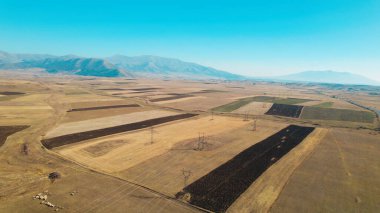 Alanlarda elektrik kuleleri