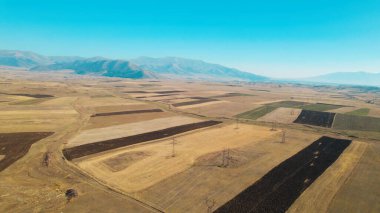 Alanlarda elektrik kuleleri