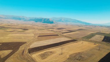 Alanlarda elektrik kuleleri