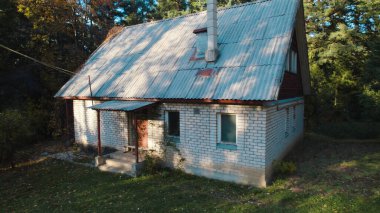 Ormandaki eski avcı evi