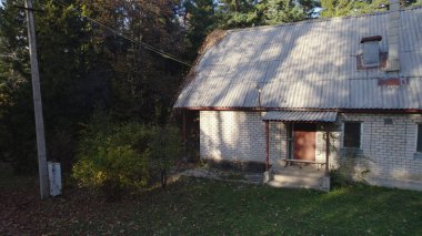 Ormandaki eski avcı evi