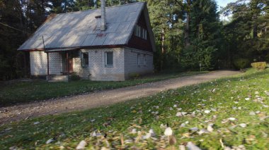 Ormandaki eski avcı evi