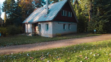 Ormandaki eski avcı evi