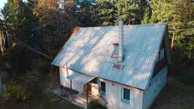 Ormandaki eski avcı evi