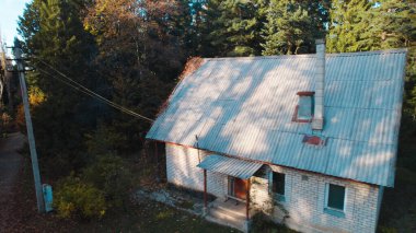 Ormandaki eski avcı evi