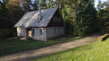 Ormandaki eski avcı evi