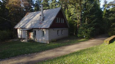 Ormandaki eski avcı evi