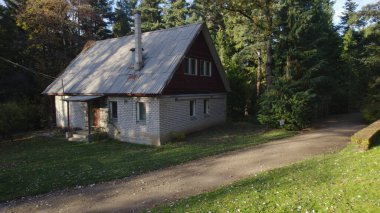 Ormandaki eski avcı evi