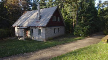 Ormandaki eski avcı evi