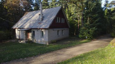 Ormandaki eski avcı evi