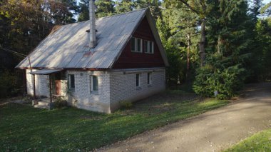 Ormandaki eski avcı evi