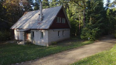 Ormandaki eski avcı evi