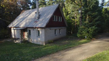 Ormandaki eski avcı evi