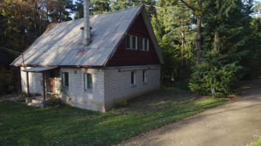 Ormandaki eski avcı evi