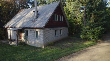 Ormandaki eski avcı evi