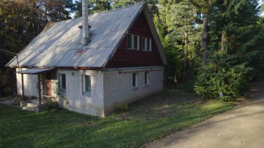 Ormandaki eski avcı evi