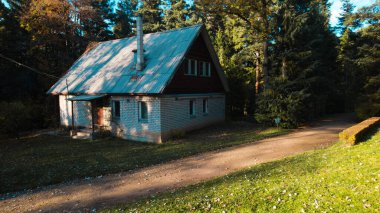Ormandaki eski avcı evi