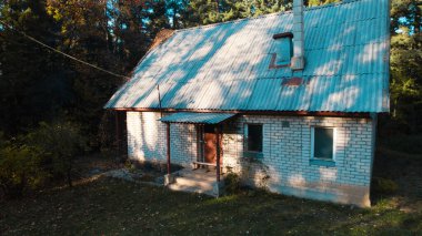 Ormandaki eski avcı evi