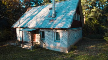 Ormandaki eski avcı evi