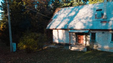Ormandaki eski avcı evi