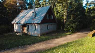 Ormandaki eski avcı evi